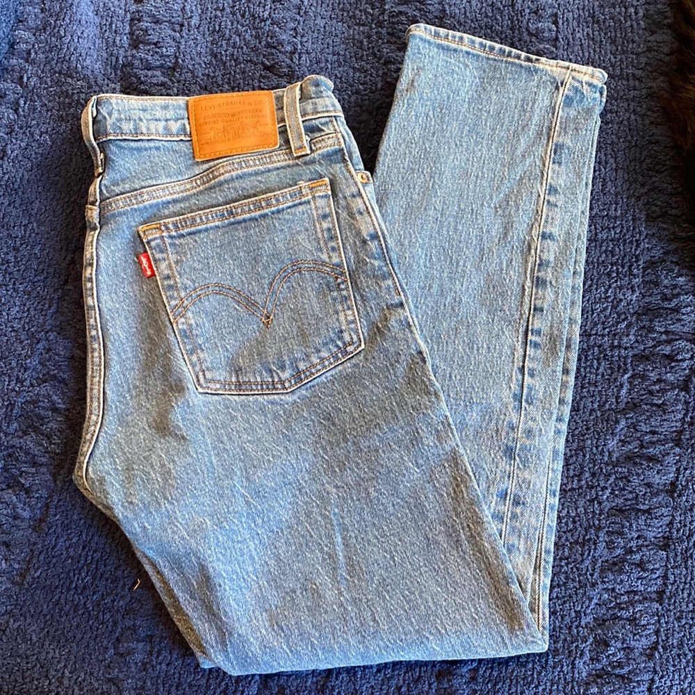 Levi’s wedgie straight; blue denim wash; size 26